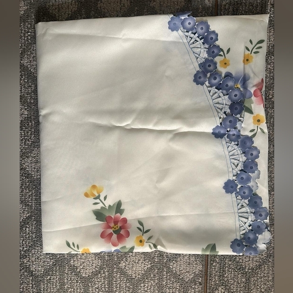 Round Floral tablecloth - Picture 2 of 7